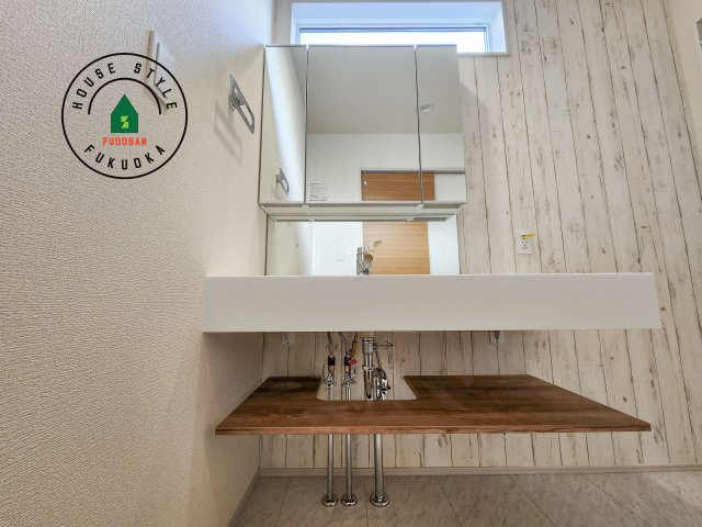 福岡市東区美和台3丁目第1-2棟（2号棟）の内観：施工例|毎日使うものだから清潔な空間を保ちたい水回り。洗面にはそんな願いを解消させてくれる収納アイデアが満載です。三面鏡の裏側にはキャビネットが現れ小物から背の高い物まで収納できます。