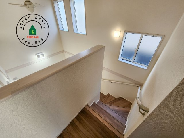 福岡市東区美和台3丁目第1-2棟（2号棟）の内観：施工例|＜手すり付階段＞手すりがないと階段の昇り降りで危険なことはもちろん、壁に手をつきながら歩くことで壁紙が汚れやすくなります。すべての方に快適に昇り降りしていただくため、手すりを設置しました。