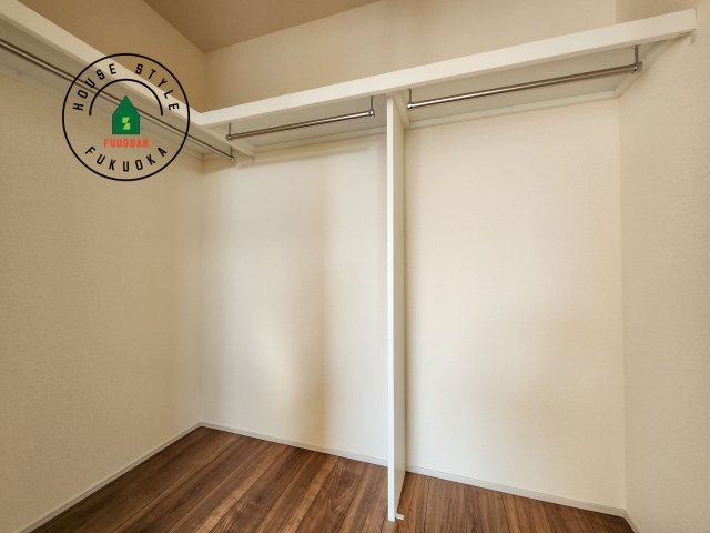 福岡市東区美和台3丁目第1-2棟（2号棟）の内観：施工例|洋服や大きな荷物が多い方や人数の多いご家族などは、一般的なクローゼットよりもウォークインクローゼットのほうが使い勝手が良いです。