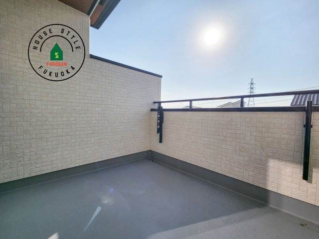 福岡市東区美和台3丁目第1-2棟（2号棟）の外観：施工例|風をしっかりと感じられるバルコニーでは、毎日が洗濯日和です。広々としているので洗濯も楽しくなるでしょうし、気分転換にバルコニーからの眺めを楽しむのもいいでしょう。