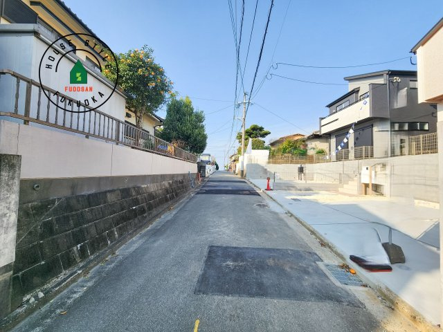福岡市東区美和台3丁目第1-2棟（2号棟）の前面道路含む現地写真|前面道路は閑静な住宅地をはしる車通りの少ない道路。お車の出し入れが苦手なママや小さなお子様にも安心ですね。しっかり舗装もされているので、ベビーカーや自転車で通っても快適に通行できます。前面道路です。