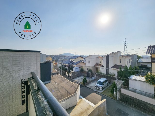 福岡市東区美和台3丁目第1-2棟（2号棟）の展望|窓から緑が見える物件も魅力的です。