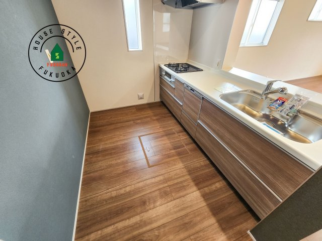 福岡市東区美和台3丁目第1-2棟（2号棟）の内観：施工例|ダイニングテーブルへの配膳がラクラク、お料理はかどるカウンター付きシステムキッチン！