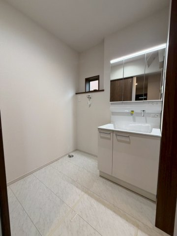 【１号棟】越谷市下間久里新築戸建ての独立洗面台