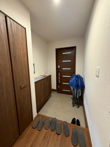 【１号棟】越谷市下間久里新築戸建ての玄関