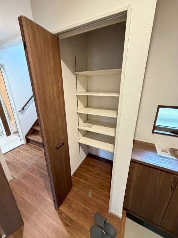 【１号棟】越谷市下間久里新築戸建ての玄関