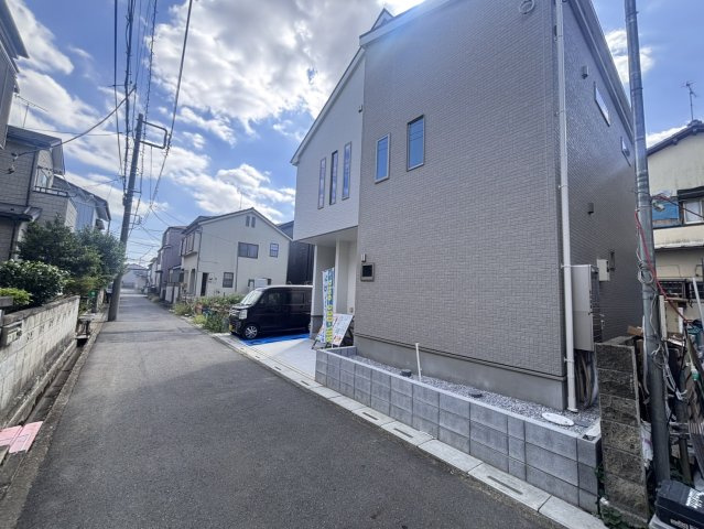 【１号棟】越谷市下間久里新築戸建ての前面道路含む現地写真