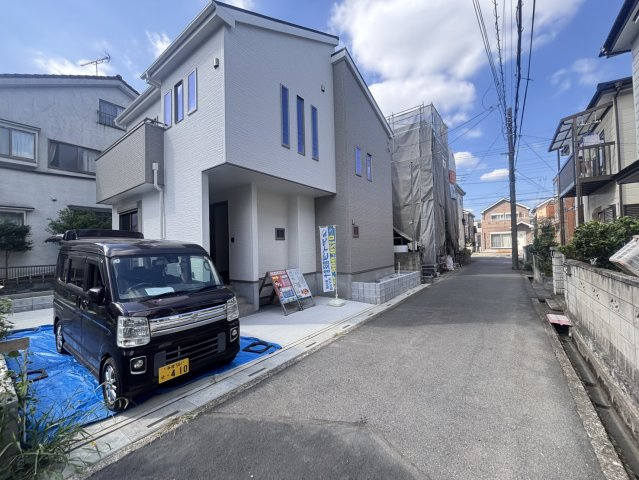 【１号棟】越谷市下間久里新築戸建ての前面道路含む現地写真