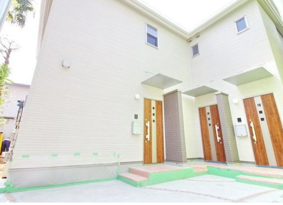 稲城市矢野口のアパートのエントランス