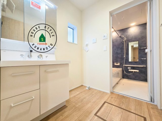 熊本市西区池田3丁目第1-２棟（2号棟）の内観：施工例|ゆとりの洗面スペースで朝の身支度もスムーズに。暮らしを快適に変えるシャワー付洗面台です！