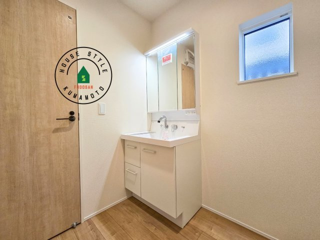 熊本市西区池田3丁目第1-２棟（2号棟）の内観：施工例|毎日使うものだから清潔な空間を保ちたい水回り。洗面にはそんな願いを解消させてくれる収納アイデアが満載です。三面鏡の裏側にはキャビネットが現れ小物から背の高い物まで収納できます。