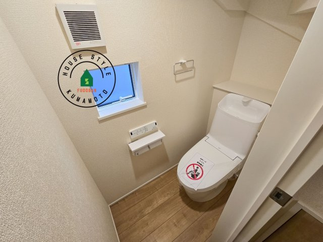 熊本市西区池田3丁目第1-２棟（2号棟）の内観：施工例|温水洗浄便座を完備しております。2ヶ所にトイレがあるのは朝の慌ただしい時間も安心です。