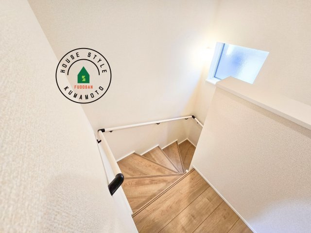 熊本市西区池田3丁目第1-２棟（2号棟）の内観：施工例|＜手すり付階段＞手すりがないと階段の昇り降りで危険なことはもちろん、壁に手をつきながら歩くことで壁紙が汚れやすくなります。すべての方に快適に昇り降りしていただくため、手すりを設置しました。