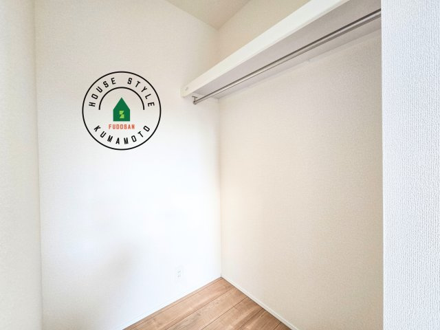 熊本市西区池田3丁目第1-２棟（2号棟）の内観：施工例|洋服や大きな荷物が多い方や人数の多いご家族などは、一般的なクローゼットよりもウォークインクローゼットのほうが使い勝手が良いです。