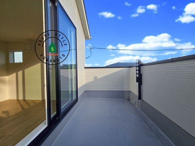 熊本市西区池田3丁目第1-２棟（2号棟）の外観：施工例|風をしっかりと感じられるバルコニーでは、毎日が洗濯日和です。広々としているので洗濯も楽しくなるでしょうし、気分転換にバルコニーからの眺めを楽しむのもいいでしょう。