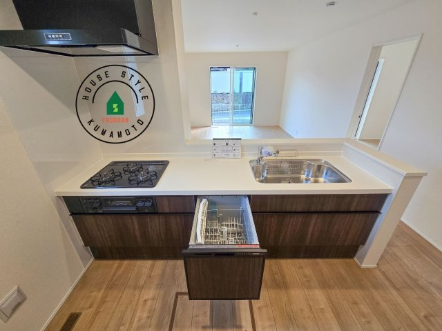 熊本市西区池田3丁目第1-２棟（2号棟）の内観：施工例|ご家族を近くに感じられる対面キッチンのLDK。会話もはずみそうですね。