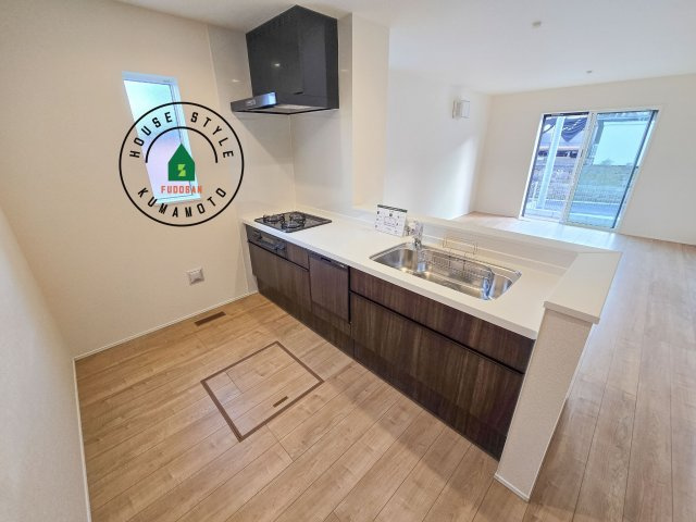 熊本市西区池田3丁目第1-２棟（2号棟）の内観：施工例|ダイニングテーブルへの配膳がラクラク、お料理はかどるカウンター付きシステムキッチン！