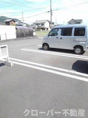 エターナル・パレスＣの駐車場