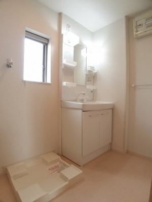 【洗面所】 | カーサ・アンビシオン | 脱衣スペースもあります