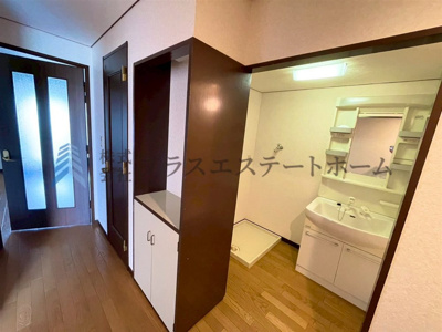 【その他】 | 鈴蘭泉台第二ハウス1号棟 | 玄関に入ってすぐに収納があり便利です♪