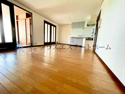 【居間・リビング】 | 鈴蘭泉台第二ハウス1号棟 | 約12.9帖のLDK♪壁付けキッチンなので広々お使いになれます♪