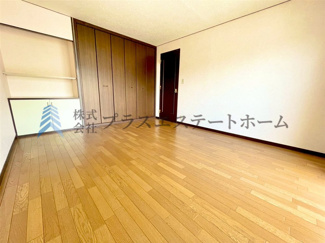 【洋室】 | 鈴蘭泉台第二ハウス1号棟 | 南向きの明るい洋室♪LDKの隣にあるので様々な使い方が出来ます♪扉を開放してもっと広々リビングに♪