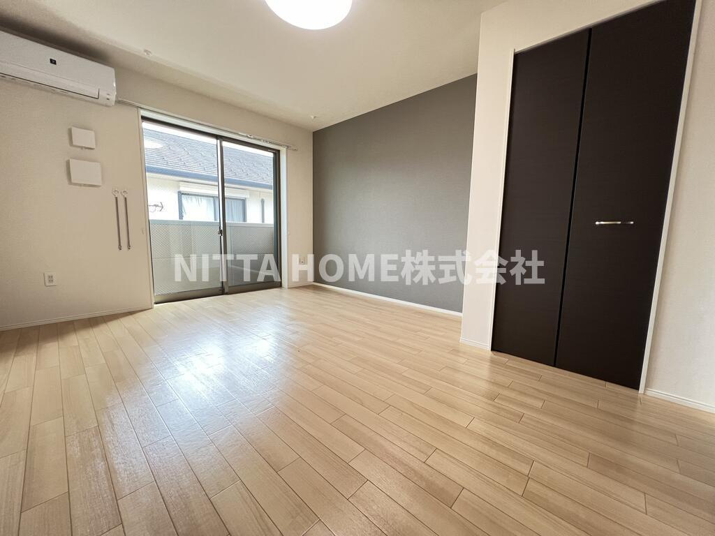 アマテラス（ＡＭＡＴＥＲＡＳＵ)の居間・リビング|８．４帖の広々とした洋室です(*^-^*)