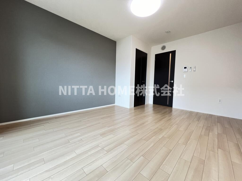 アマテラス（ＡＭＡＴＥＲＡＳＵ)の洋室|アクセントクロスが目を引く洋室です♪