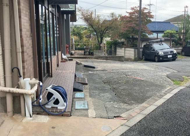 【外観】 | 土地の形が極端に長細かったり、狭小地、あるいは道路との高低差がある傾斜地だった場合、後々売ろうとしても買い手がつかない場合もあります。後々、売却することになった時に価値の下がらない土地を選びましょう。