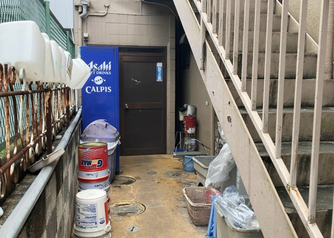 【外観】 | 家を建てる場合、方位は要チェックです。現実的に日当たりのよい家ならばリビングは南側、建築基準法でも北側に当たる家への配慮は求められています。土地を見学に行く際は、方位磁針を持って行くようにしましょう。