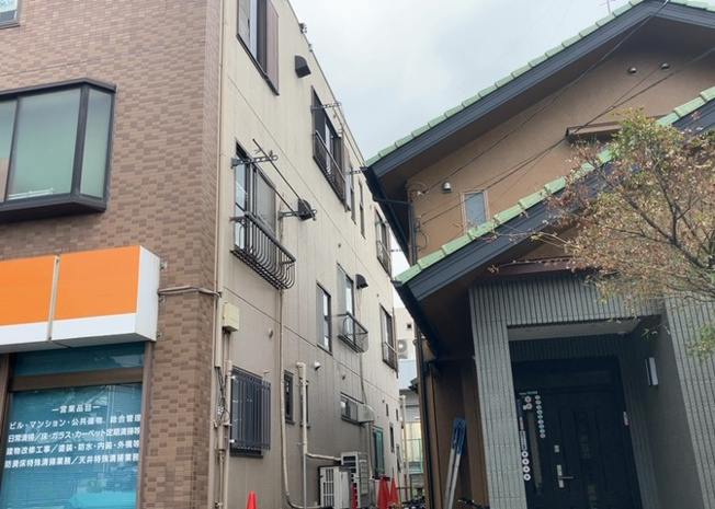 【外観】 | 土地の前の道路に消火栓が設置されていることがあります。この場合、道路交通法第45条第1項により、駐車禁止の場所が指定されています。そのため、車庫などの駐車スペースをつくることができない場合があります。