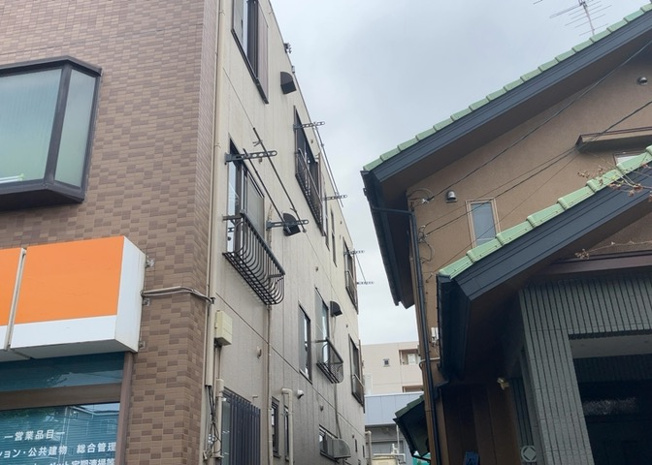 【外観】 | 隣家の土地はどうなっているのか、生活利便施設が近くにあるのか、学校まで近いかなど、お客様のライフスタイルにあわせたイメージが重要です。また、近くにあると困る施設が近くにないかも確認するといいでしょう。