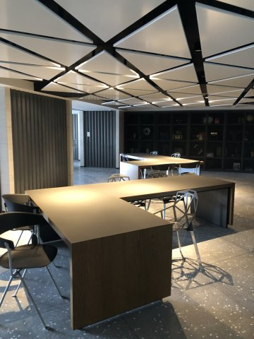 共用施設【PARK　E棟 WORK LAB】
WiFi・コンセントを完備したワークスペース。
