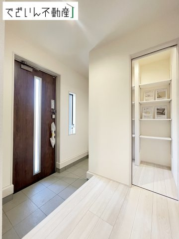 【玄関】 | Livele Garden.S鴻巣市袋第2　新築住宅 | 清潔感溢れる玄関がお出迎えする本邸宅の物語は、ここから始まる日常を期待させます。この場所には「希望」と「優越」で包み込んでくれる「特別」な空間があります。
現地(2025年11月撮影)