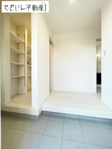 【玄関】 | Livele Garden.S鴻巣市袋第2　新築住宅 | 清潔感溢れる玄関がお出迎えする本邸宅の物語は、ここから始まる日常を期待させます。この場所には「希望」と「優越」で包み込んでくれる「特別」な空間があります。
現地(2025年11月撮影)