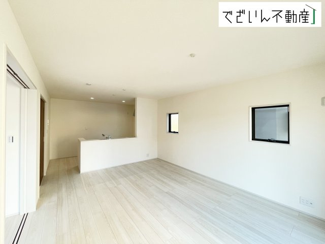 【居間・リビング】 | Livele Garden.S鴻巣市袋第2　新築住宅 | 室内構成に拘り採光とセンスを散りばめた空間。それは『柔らかさ』に似た素敵な居場所。そこに暮らす人のことを考えつくり出したものは『癒し』という心地よい居場です。
現地(2025年11月撮影)