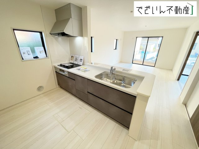 【キッチン】 | Livele Garden.S鴻巣市袋第2　新築住宅 | 広がるやすらぎのプライベート空間。大きい窓から射しこむ眩い光が、広々としたリビング空間を鮮やかに映し出します。
現地(2025年11月撮影)