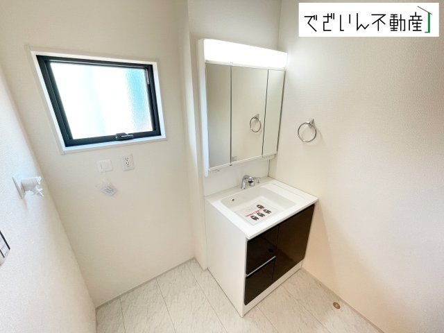 【独立洗面台】 | Livele Garden.S鴻巣市袋第2　新築住宅 | 大きな洗面台は、身だしなみチェックや歯磨きなど、朝の慌ただしい時間でも余裕とゆとりを感じて頂けます。
現地(2025年11月撮影)
