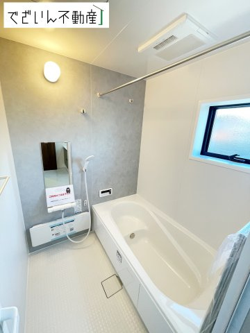【浴室】 | Livele Garden.S鴻巣市袋第2　新築住宅 | 上質が感じられるカラーリングで、清潔な空間美を実現。一日の疲れが癒される優雅なバスタイムを堪能できるゆとりあるバスルームです。
現地(2025年11月撮影)