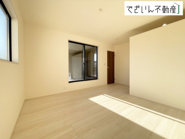 【洋室】 | Livele Garden.S鴻巣市袋第2　新築住宅 | 大きな窓からたっぷりと陽光が注がれる明るい空間。家族の成長に対応できる永住仕様の間取り。一日の疲れをいやしてくれる主寝室。時を忘れて過ごす場所として過ごせるお部屋です。
現地(2025年11月撮影)