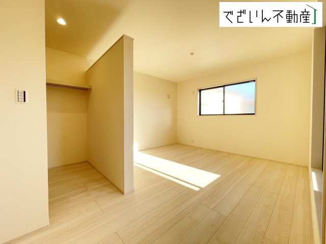【洋室】 | Livele Garden.S鴻巣市袋第2　新築住宅 | 暮らし心地を大きく左右する収納を、適材適所に配置し使い勝手を考慮してあります。空間を余すところなく有効利用した収納は生活空間をより上質なものにしてくれるでしょう。
現地(2025年11月撮影)