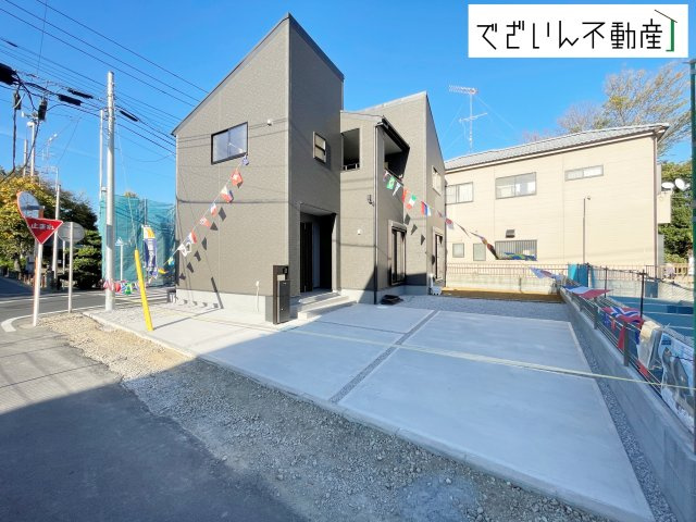 【外観】 | Livele Garden.S鴻巣市袋第2　新築住宅 | 長い年月を経ても飽きの来ない、洗練された外観デザインです。駐車並列２台可、増設すれば３台以上可能なスペースがあります。
現地(2025年11月撮影)