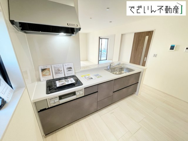 【キッチン】 | Livele Garden.S鴻巣市袋第2　新築住宅 | ご家族みんなで調理ができる位のスペースを実現したキッチン空間となっております。みんなで作った料理を召し上がりながらの会話は、自然と笑いが絶えない空間がそこに広がります。
現地(2025年11月撮影)