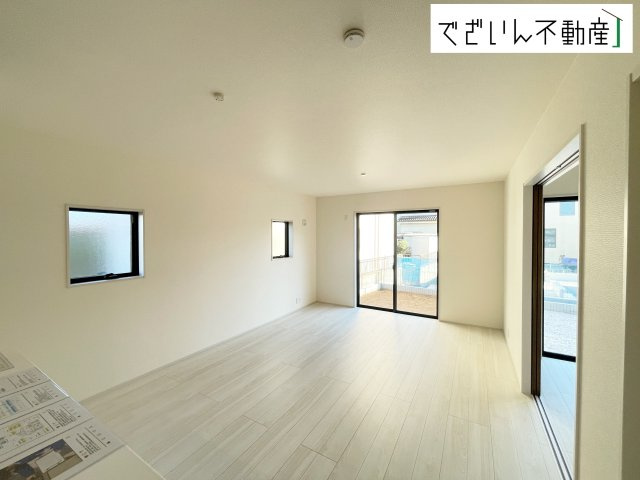 【居間・リビング】 | Livele Garden.S鴻巣市袋第2　新築住宅 | 室内構成に拘り採光とセンスを散りばめた空間。それは『柔らかさ』に似た素敵な居場所。そこに暮らす人のことを考えつくり出したものは『癒し』という心地よい居場です。
現地(2025年11月撮影)