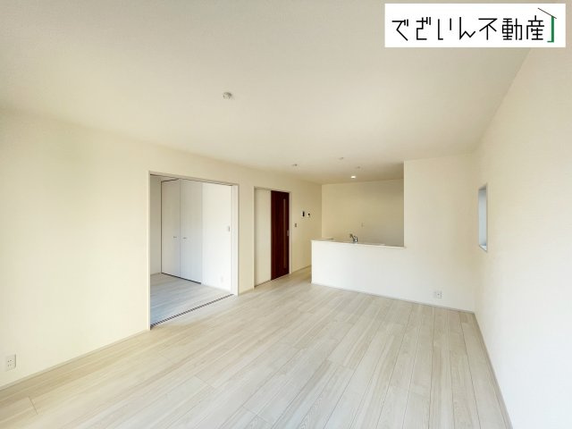 【居間・リビング】 | Livele Garden.S鴻巣市袋第2　新築住宅 | 空気感という居心地の良いＢＧＭは、暮らしのステージを彩り、心のやすらぎと満足感を与えてくれます。通風と採光を考慮した設計は地域の鼓動を感じ、お寛ぎ頂くことが可能です。
現地(2025年11月撮影)