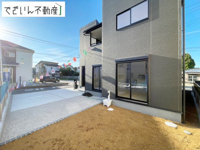 【外観】 | Livele Garden.S鴻巣市袋第2　新築住宅 | 爽やかな青空の下に贅沢なほどに降り注ぐ陽光、豊かな居住性と、クオリティが見事に調和した住空間は、住まうことの喜びを感じさせてくれます。
現地(2025年11月撮影)