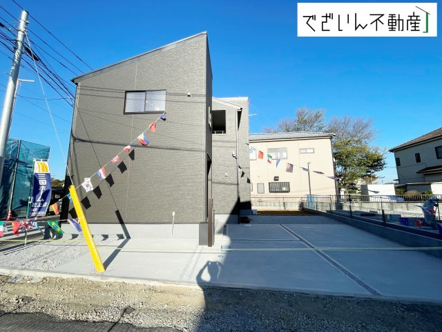 【外観】 | Livele Garden.S鴻巣市袋第2　新築住宅 | 爽やかな青空の下に贅沢なほどに降り注ぐ陽光、豊かな居住性と、クオリティが見事に調和した住空間は、住まうことの喜びを感じさせてくれます。
現地(2025年11月撮影)