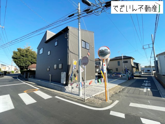 【前面道路含む現地写真】 | Livele Garden.S鴻巣市袋第2　新築住宅 | 爽やかな青空の下に贅沢なほどに降り注ぐ陽光、豊かな居住性と、クオリティが見事に調和した住空間は、住まうことの喜びを感じさせてくれます。
現地(2025年11月撮影)