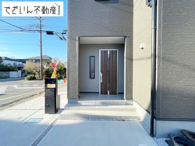 【玄関】 | Livele Garden.S鴻巣市袋第2　新築住宅 | 居住者の帰り、訪れる方を優しく迎え、やすらぎに満ちた生活空間を予感させる。健やかな暮らしを楽しめそう。
現地(2025年11月撮影)