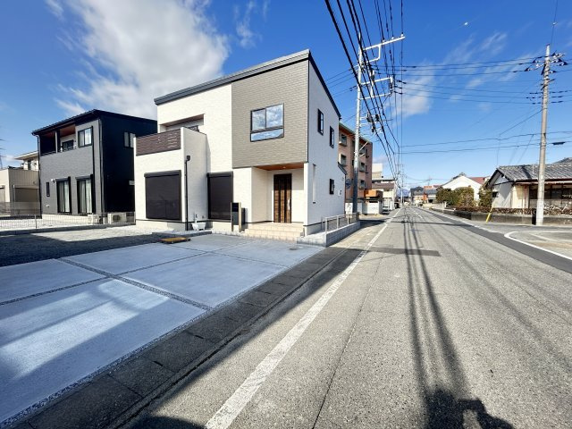 新築　前橋市荒牧町　2号棟の前面道路含む現地写真|現地写真　北側接道幅員約9ｍ　東側接道幅員約8ｍ